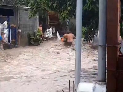 Vecinos rescatan a pareja arrastrada por corriente de río en Nuevo León